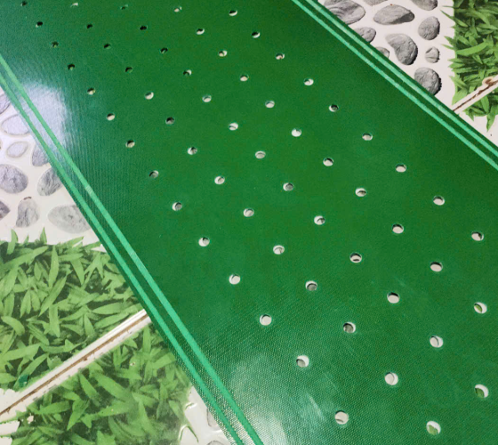 Dây băng tải pvc xanh đục lổ móc rảnh Kim Ngân Thịnh