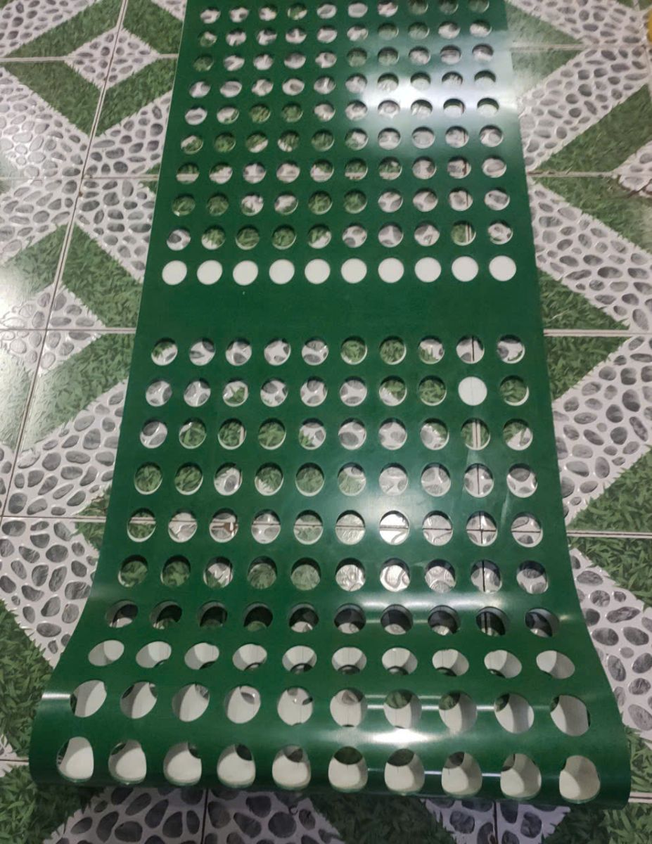 dây băng tải pvc xanh 5mm đục lổ oval Kim Ngân Thịnh