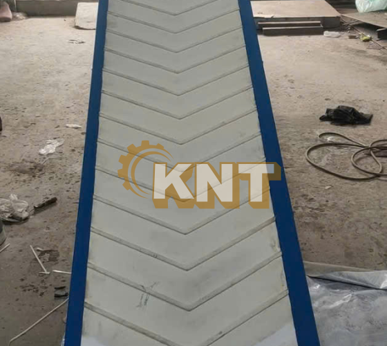 Băng tải nghiêng dây cao su gân V trắng.